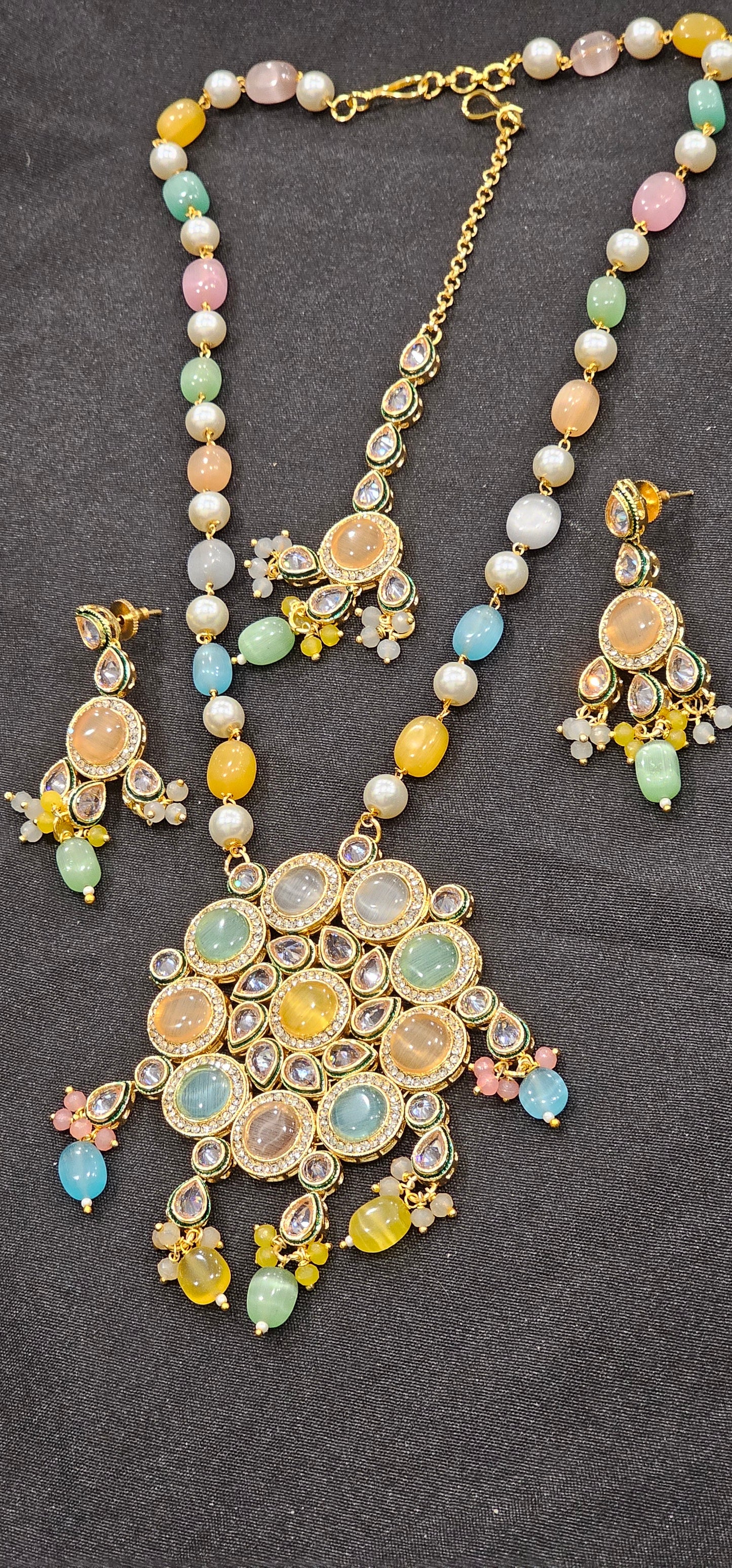 Fusion Rajwadi Necklace Set – Kundan & Stone Pendant Style with Maang Tikka & Earrings