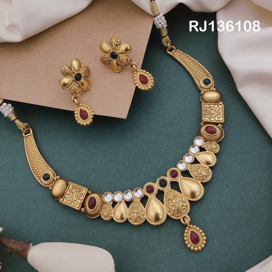 gold traditional jewelry